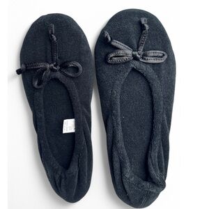 Isotoner Signature Womens Black Slip On Bow Ballet  Slippers Size 6.5-7.5